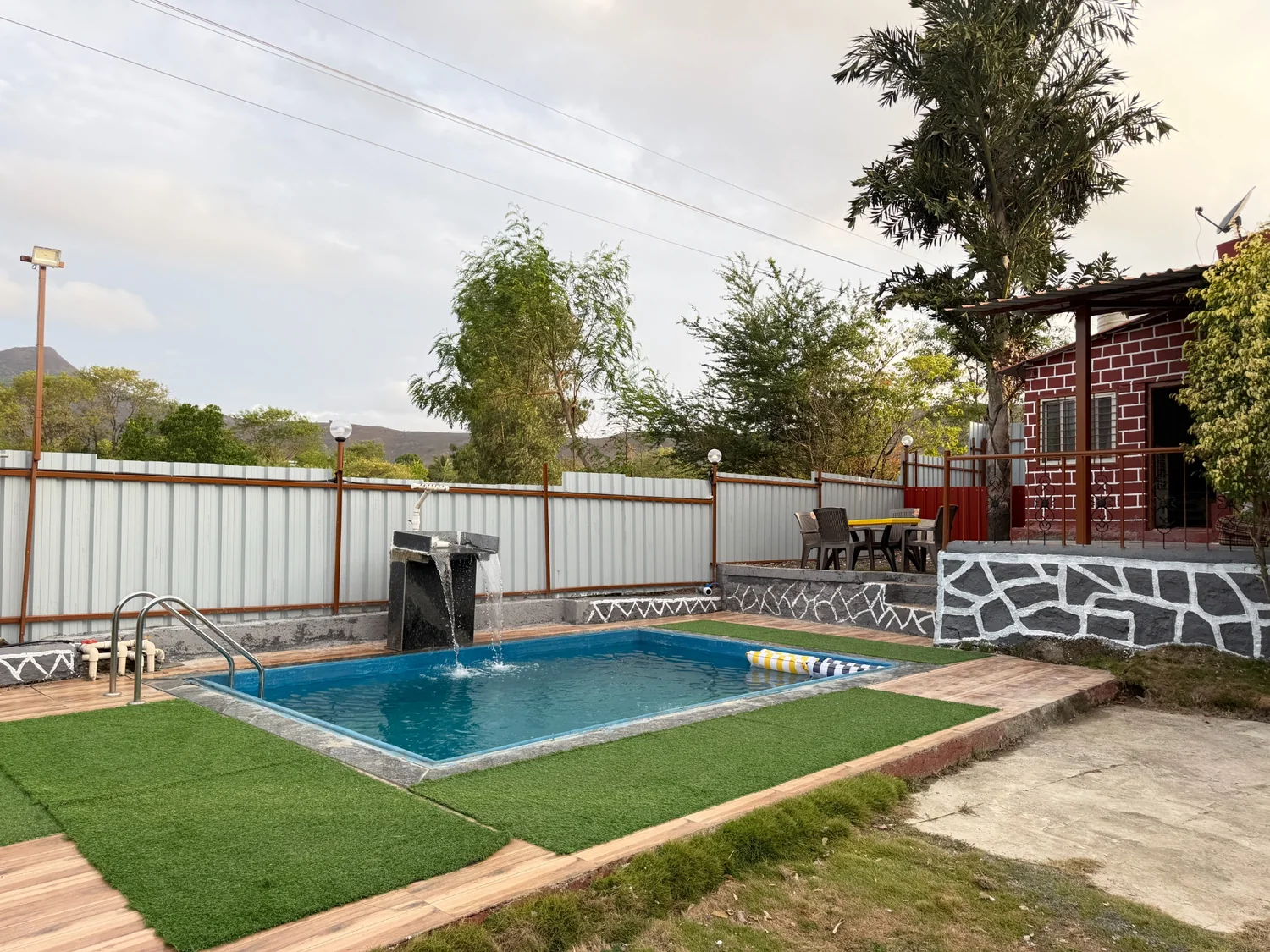 Swimming pool with fountain