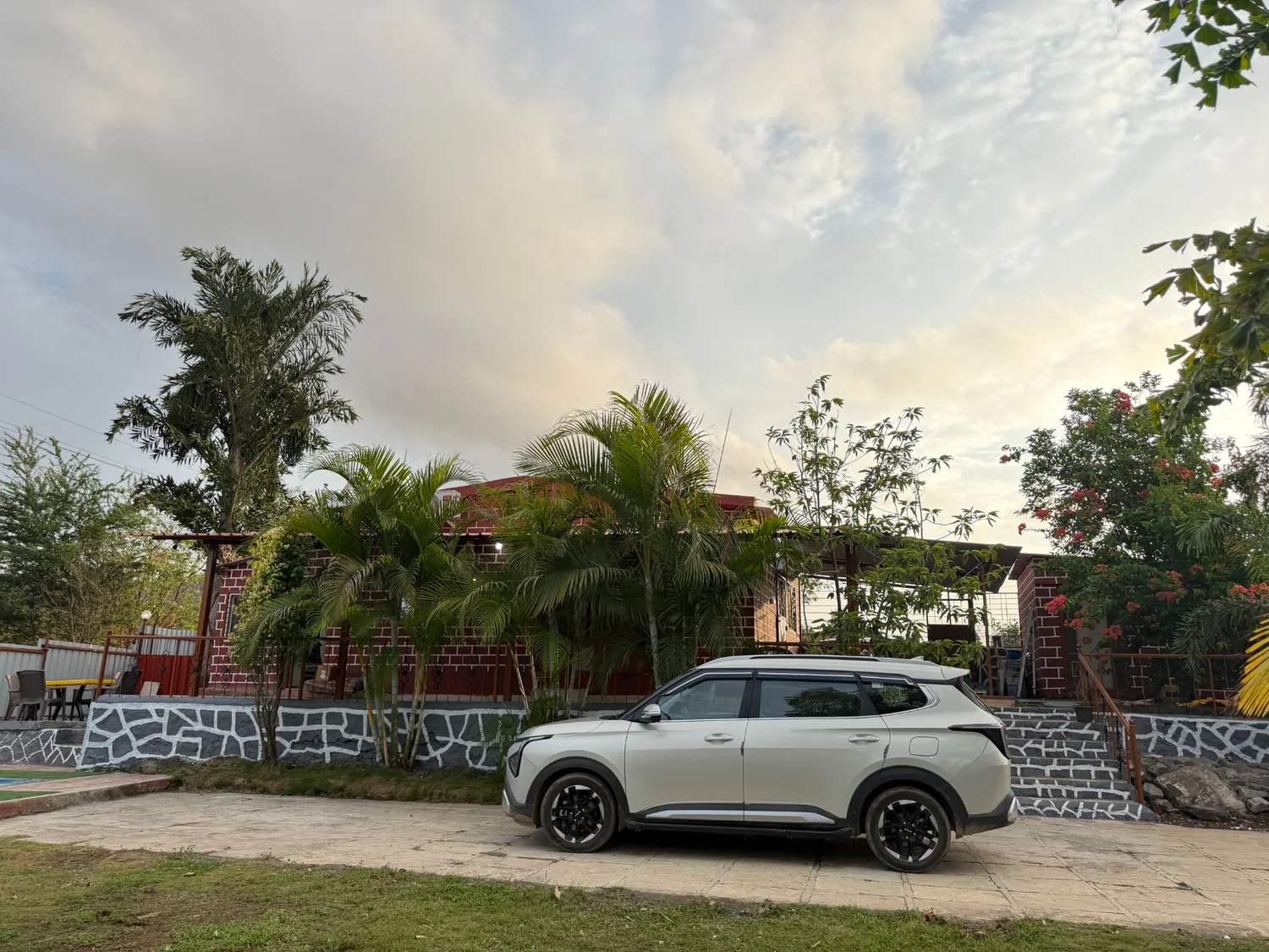 Villa exterior with driveway and parking space